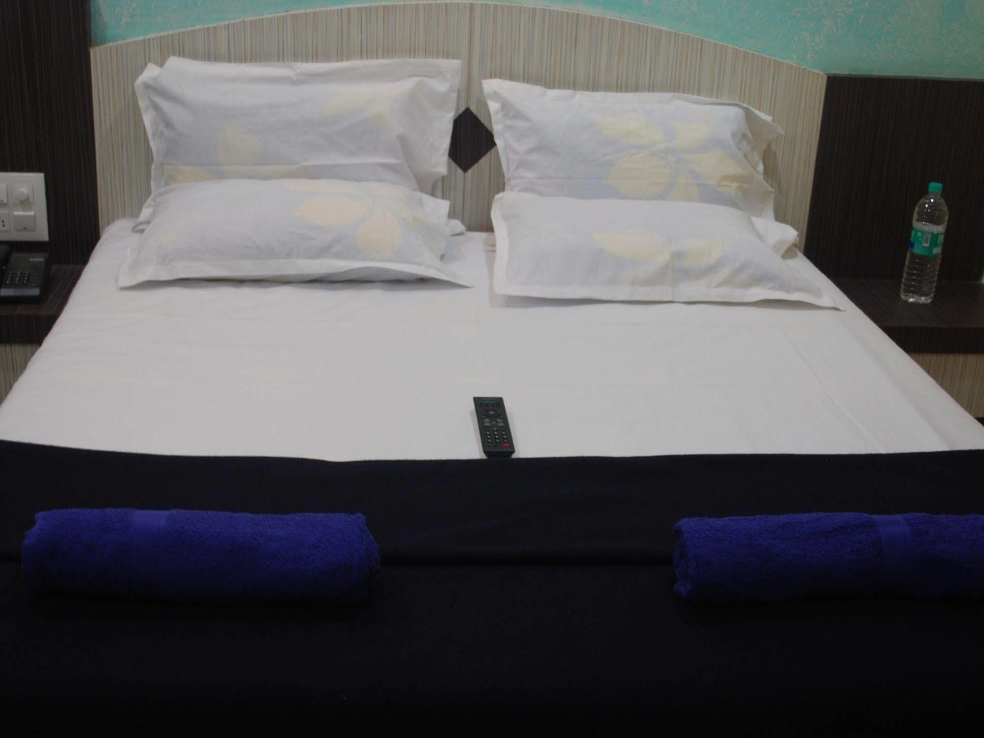 Hotel Disha Palace Shirdi Extérieur photo