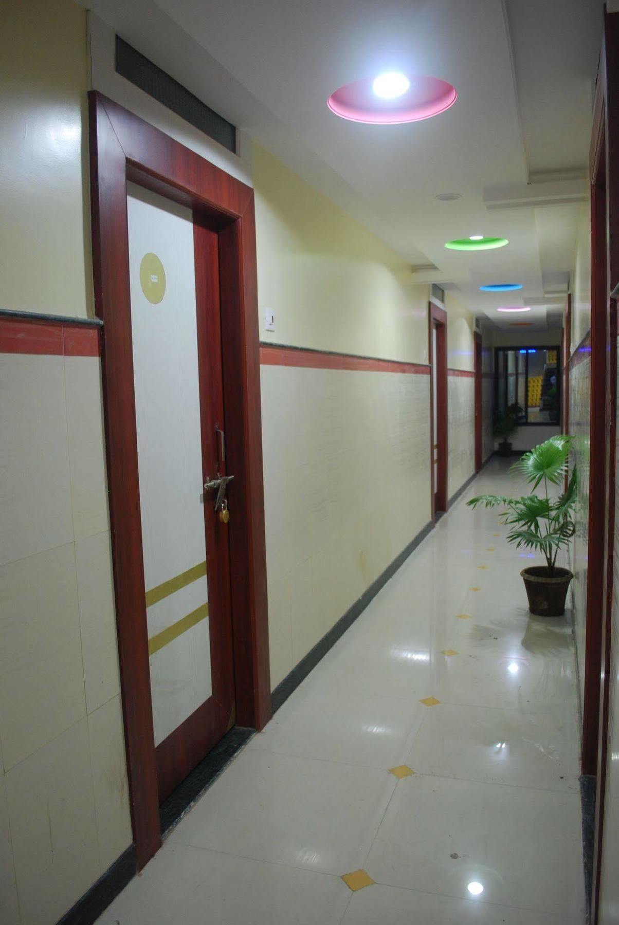 Hotel Disha Palace Shirdi Extérieur photo
